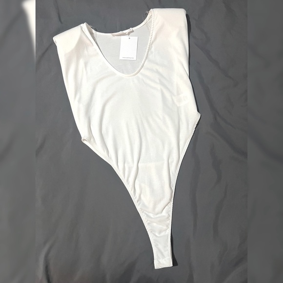 ♥︎ 𝙱𝚕𝚊𝚌𝚔 & 𝚆𝚑𝚒𝚝𝚎 𝚂𝚑𝚘𝚛𝚝 𝚂𝚕𝚎𝚎𝚟𝚎 𝙱𝚘𝚍𝚢𝚜𝚞𝚒𝚝 ♡︎ - Picture 2 of 2